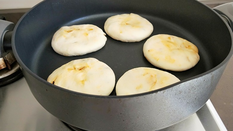 自创老干妈板\多味酥香饼,放入平底锅二次发酵。