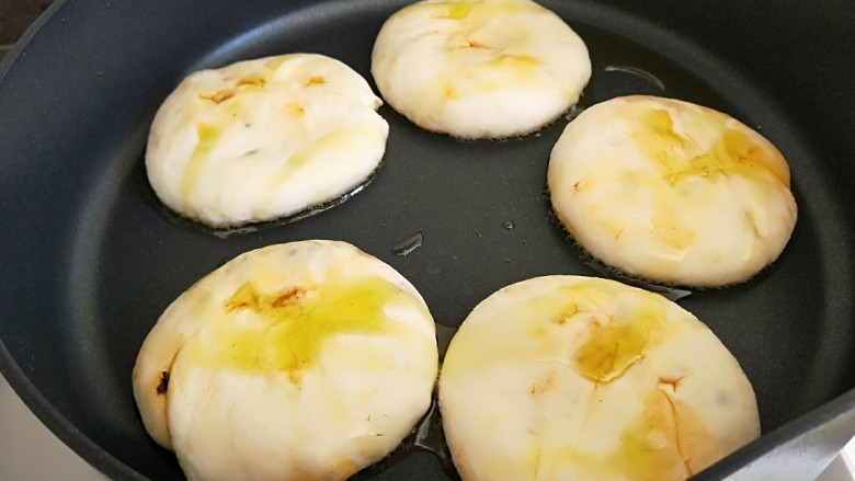 自创老干妈板\多味酥香饼,等15分钟后发起，在倒入适量橄榄油。
