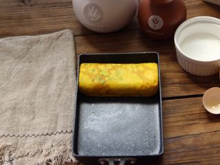 香葱肉松厚蛋烧,重复以上步骤将剩下的蛋液用完，利用余温用铲子按压厚蛋烧四周，让厚蛋烧表面更平整，切段即可
