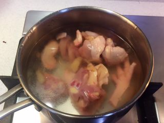 椰子煲鸡汤,冷水下鸡肉，放入姜片和料酒飞水。