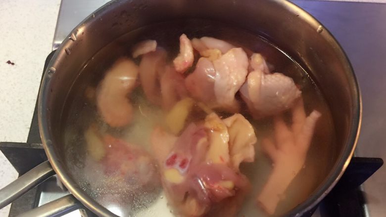 椰子煲鸡汤,冷水下鸡肉，放入姜片和料酒飞水。