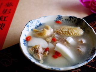 椰子煲鸡汤,一款十分清甜的汤水，椰子的甜，鸡肉的香，实是鸡汤中的上品。