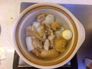椰子煲鸡汤,砂锅加水，放入姜片、鸡肉和椰子。