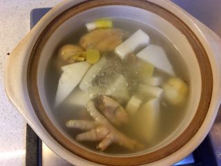 椰子煲鸡汤,加盖小火慢煲2小时。