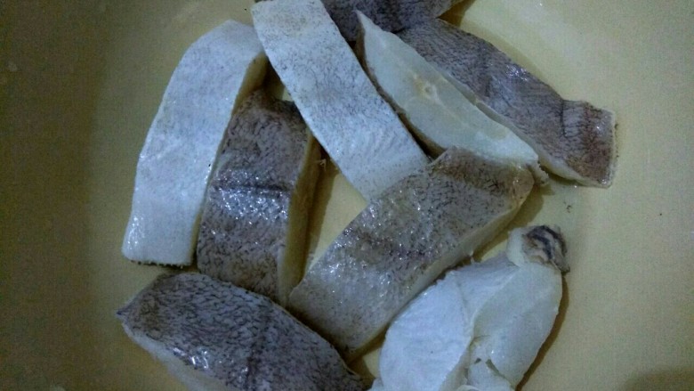 家常烧鲽鱼,买的冷冻鲽鱼段，放在冷水中解冻。然后攥去水份