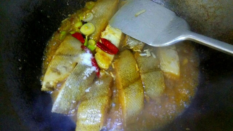 家常烧鲽鱼,加入适量糖，适量盐，烧开两分钟入味