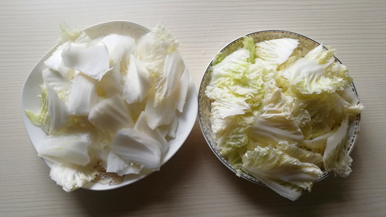 蚝油白菜,将白菜片成片，白菜叶和白菜帮分开放