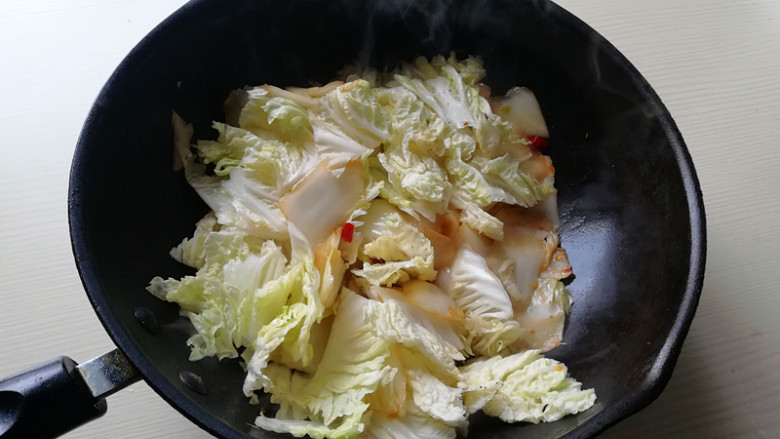 蚝油白菜,下入白菜叶，再淋入少许米醋，快速翻炒均匀