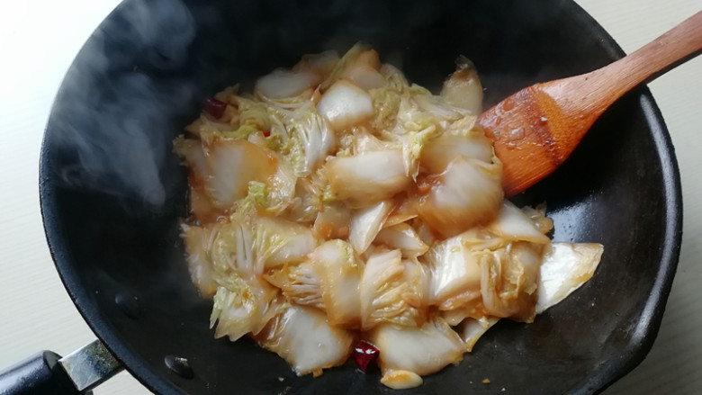 蚝油白菜,将白菜叶翻炒至稍变软，关火