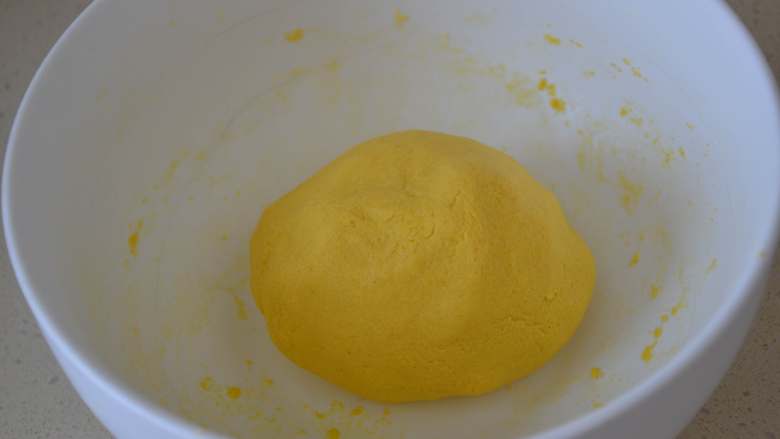 玉米发面饼,用手慢慢搓圆，有些粘手是正常的。