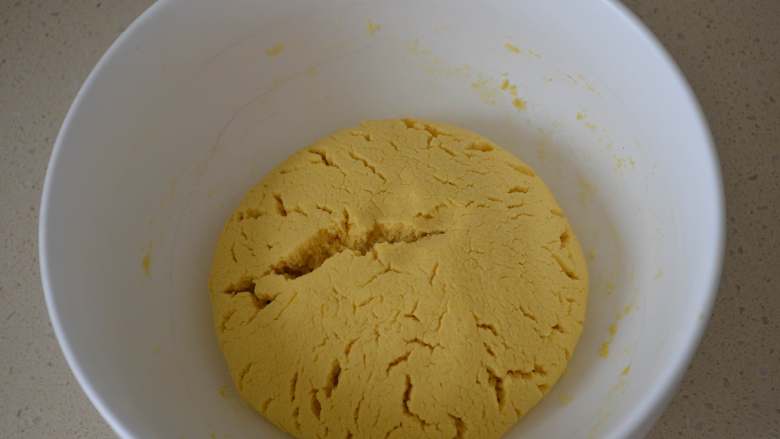 玉米发面饼,发至两倍大，约两个小时。表面已经裂开许多小裂纹。此时的面团约309克。