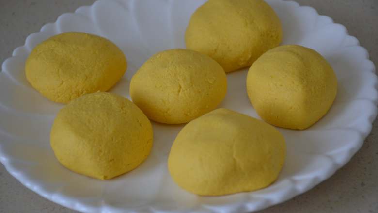 玉米发面饼,分成6个均等的小面团，每个约51克左右。