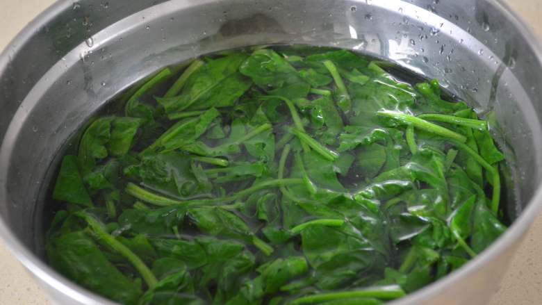 凉拌菠菜,捞出迅速泡凉水中，这样菠菜能保持嫩绿色。