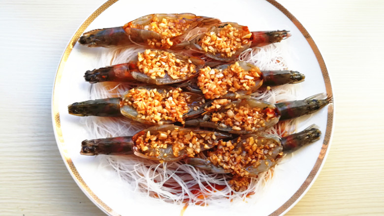 蒜蓉粉丝蒸大虾,将调好的蒜蓉汁浇在大虾的开背处