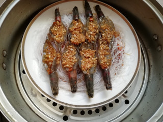 蒜蓉粉丝蒸大虾,蒸锅加水烧开，将盘在放入，上汽，盖上锅盖，蒸5分钟