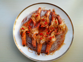 蒜蓉粉丝蒸大虾,到时间后，将盘子取出，放上红辣椒圈，锅加油烧热，将每个虾上浇一点热油即可
