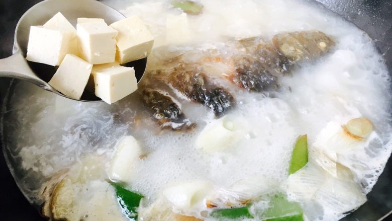 鲫鱼豆腐汤,将豆腐块放入鱼汤锅里，大火炖10分钟左右。