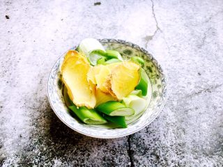 鲫鱼豆腐汤,准备好葱段和姜片。