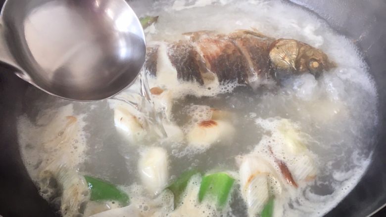 鲫鱼豆腐汤,放入适量的（约1500ml）的开水。