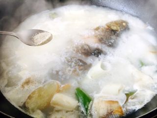 鲫鱼豆腐汤,放入少许的白胡椒粉去腥提鲜。


