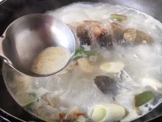 鲫鱼豆腐汤,大火煮开，撇去浮末。

