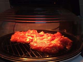 黑胡椒烤鸡腿,
入空气炸锅180度、烤25分钟左右