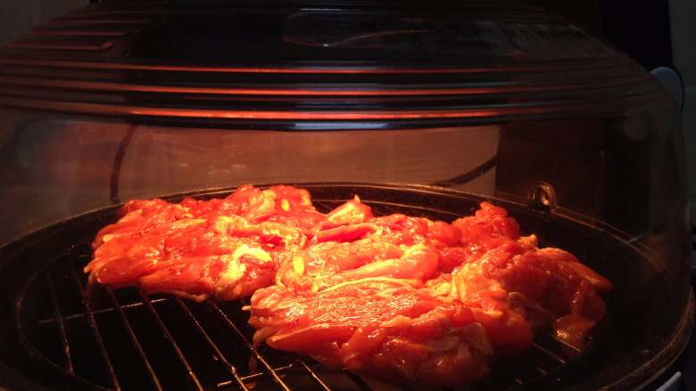 黑胡椒烤鸡腿,
入空气炸锅180度、烤25分钟左右