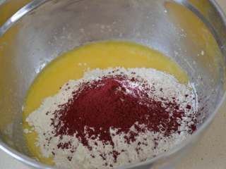 红丝绒蔓越莓麦芬,加入4克红曲粉。