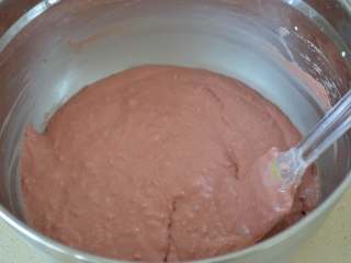红丝绒蔓越莓麦芬,用刮刀翻拌至无颗粒的蛋糕糊。