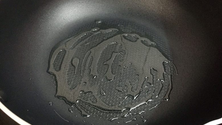 糖醋藕丁,锅中倒入适量的食用油烧热