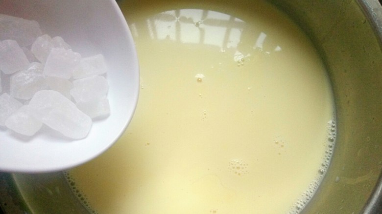 牛奶玉米汁,趁热将冰糖加入玉米汁内