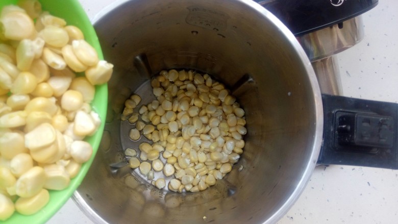 牛奶玉米汁,玉米粒倒入豆浆机