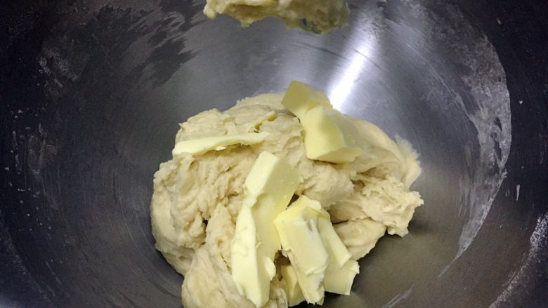 大理石花纹吐司,加入黄油，继续启动二档快速揉面10分钟