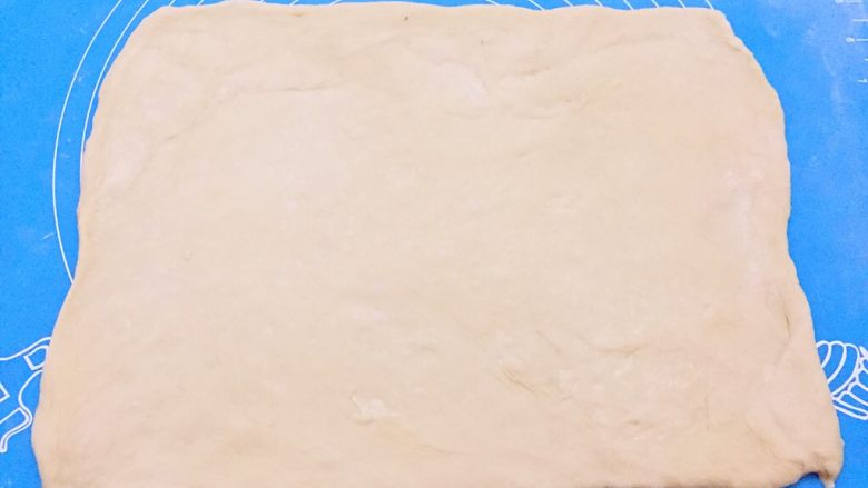 大理石花纹吐司,把面团擀成比35*25大一点的长方形