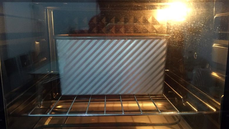 大理石花纹吐司,放入预热好的烤箱，上下火180度，下层40分钟（上色满意后加盖锡纸直至烤完）