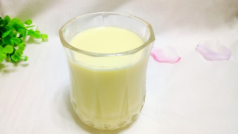 牛奶玉米汁,放至温度凉一点就可以喝了，特别好喝，奶香味十足。