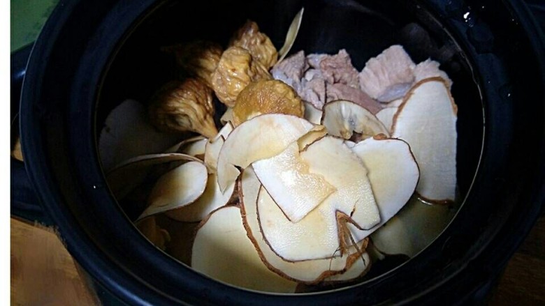 海底椰无花果瘦肉汤,砂锅倒入瘦肉，海底椰，无花果干加入适量的水，盖锅盖