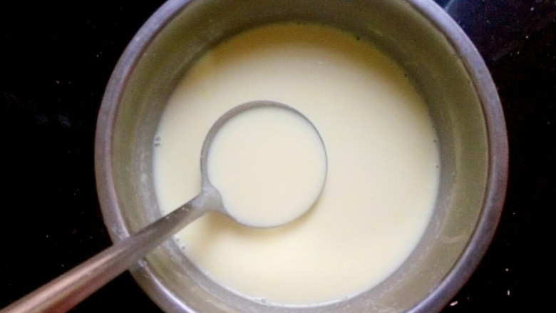 牛奶玉米汁,搅拌至冰糖融化。