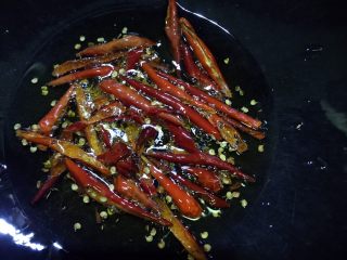 红油肚丝,玉米油烧至五成热熄火，放入干红辣椒爆香炸出红油