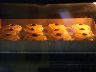 蔓越莓饼干,烤箱预热，上下火170度25分钟左右即可；