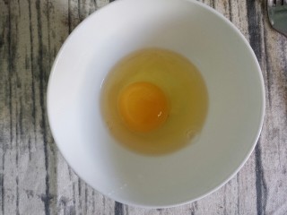 水蒸蛋,先把鸡蛋打入碗中
