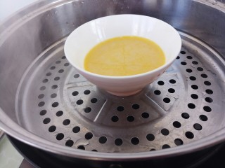 水蒸蛋,锅里的水烧开之后，把鸡蛋羹放锅上蒸