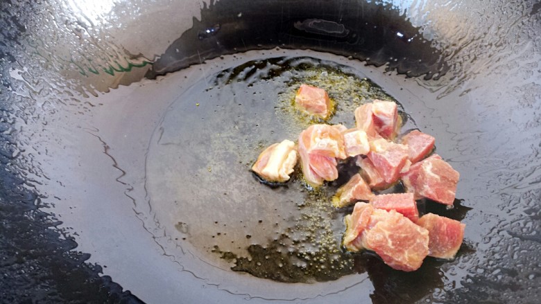 咖喱土豆胡萝卜炖牛肉,先放牛肉进去炒