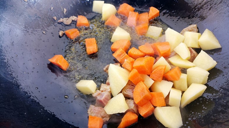 咖喱土豆胡萝卜炖牛肉,然后加土豆和胡萝卜炒