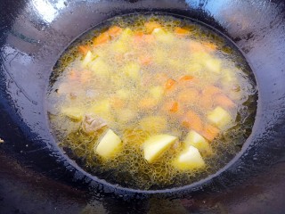 咖喱土豆胡萝卜炖牛肉,锅里加水没过食材