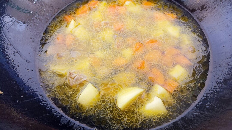 咖喱土豆胡萝卜炖牛肉,锅里加水没过食材