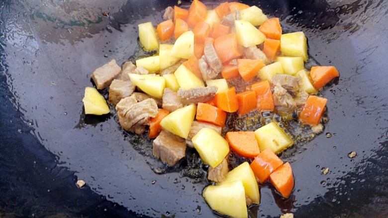 咖喱土豆胡萝卜炖牛肉,翻炒两分钟