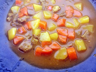 咖喱土豆胡萝卜炖牛肉,小火炖15分钟，把牛肉土豆胡萝卜都炖软烂，收汁即可