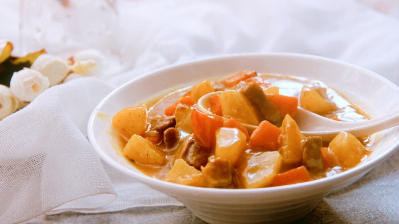 咖喱土豆胡萝卜炖牛肉,盛出配一碗米饭，香香哒