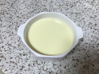 奶香四溢的～牛奶炖蛋,过筛好的蛋液，细腻没有泡沫哦